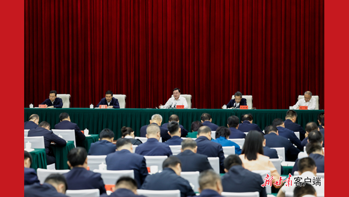 胡昌升在全省民族地区公路交通基础设施提升推进会上强调：加快健全民族地区公路路网体系 加力建设更多致富路团结路幸福路 任振鹤主持