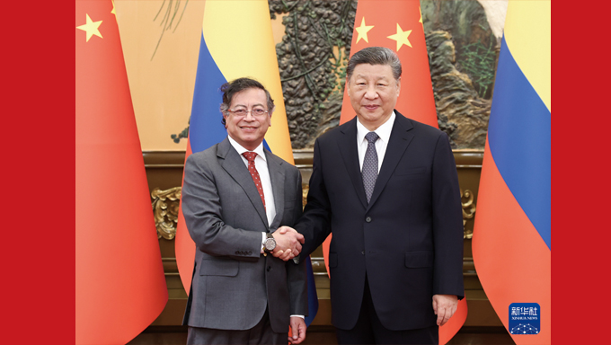 习近平会见哥伦比亚总统佩特罗